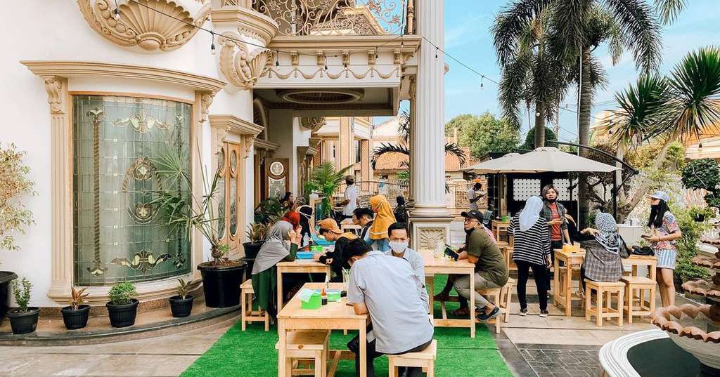 Potret Teras Rumah Mewah Rp32 Miliar Muzdalifah Diubah jadi Warung Makan