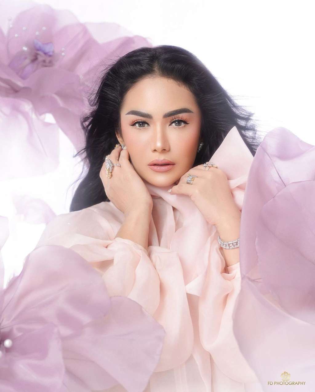 10 Adu Gaya Titi DJ VS Krisdayanti, Sama-Sama Diva dan Ngaku Operasi Plastik, Siapa Lebih Keren?