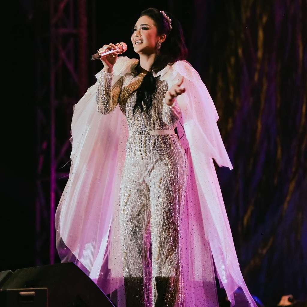 10 Adu Gaya Titi DJ VS Krisdayanti, Sama-Sama Diva dan Ngaku Operasi Plastik, Siapa Lebih Keren?