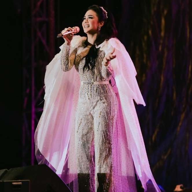 10 Adu Gaya Titi DJ VS Krisdayanti, Sama-Sama Diva dan Ngaku Operasi Plastik, Siapa Lebih Keren?