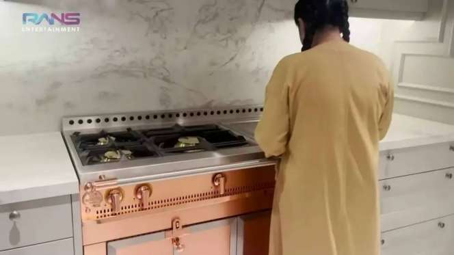 10 Potret Dapur Mewah Nagita Slavina di Rumah Baru, Kompornya Seharga Rp1 Miliar, Canggih Banget!