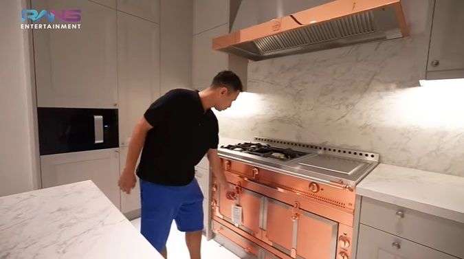 10 Potret Dapur Mewah Nagita Slavina di Rumah Baru, Kompornya Seharga Rp1 Miliar, Canggih Banget!