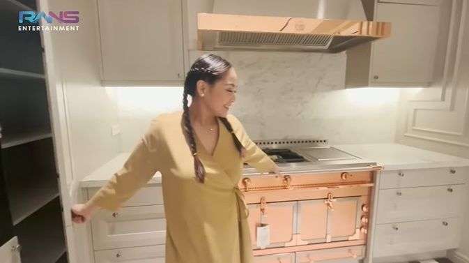 10 Potret Dapur Mewah Nagita Slavina di Rumah Baru, Kompornya Seharga Rp1 Miliar, Canggih Banget!