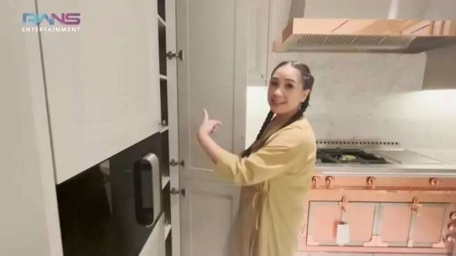 10 Potret Dapur Mewah Nagita Slavina di Rumah Baru, Kompornya Seharga Rp1 Miliar, Canggih Banget!