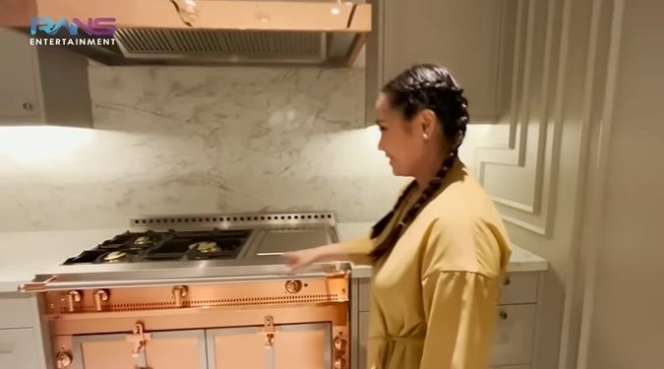 10 Potret Dapur Mewah Nagita Slavina di Rumah Baru, Kompornya Seharga Rp1 Miliar, Canggih Banget!