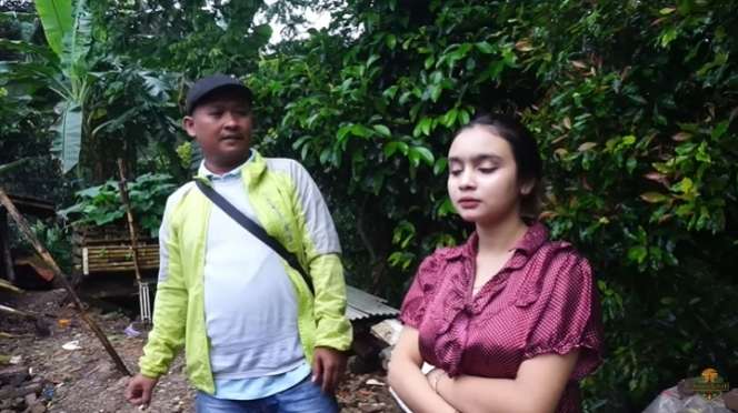 8 Potret Janda Cantik yang Viral usai Gempa Cianjur, Bak Bidadari di Tenda Pengungsian, Rumahnya Memprihatinkan