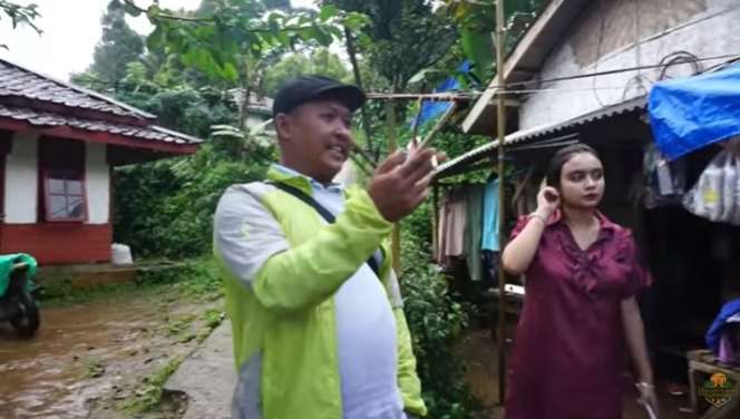 8 Potret Janda Cantik yang Viral usai Gempa Cianjur, Bak Bidadari di Tenda Pengungsian, Rumahnya Memprihatinkan