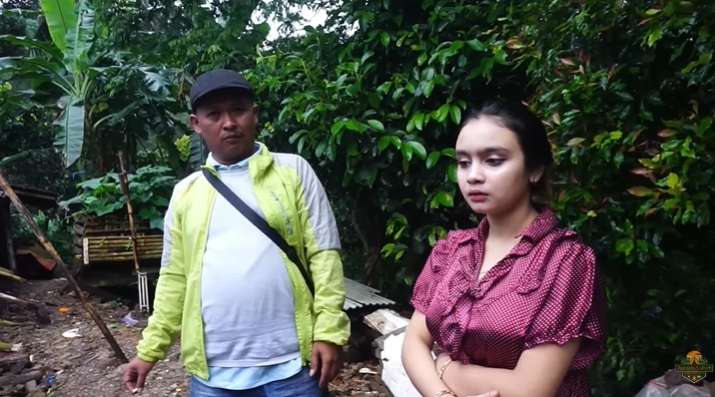 8 Potret Janda Cantik yang Viral usai Gempa Cianjur, Bak Bidadari di Tenda Pengungsian, Rumahnya Memprihatinkan