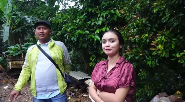 8 Potret Janda Cantik yang Viral usai Gempa Cianjur, Bak Bidadari di Tenda Pengungsian, Rumahnya Memprihatinkan