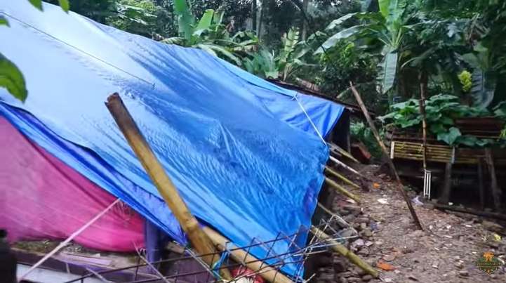 8 Potret Janda Cantik yang Viral usai Gempa Cianjur, Bak Bidadari di Tenda Pengungsian, Rumahnya Memprihatinkan