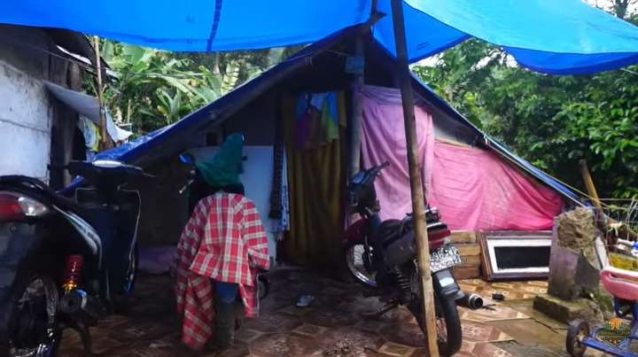 8 Potret Janda Cantik yang Viral usai Gempa Cianjur, Bak Bidadari di Tenda Pengungsian, Rumahnya Memprihatinkan