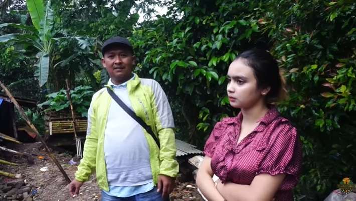 8 Potret Janda Cantik yang Viral usai Gempa Cianjur, Bak Bidadari di Tenda Pengungsian, Rumahnya Memprihatinkan