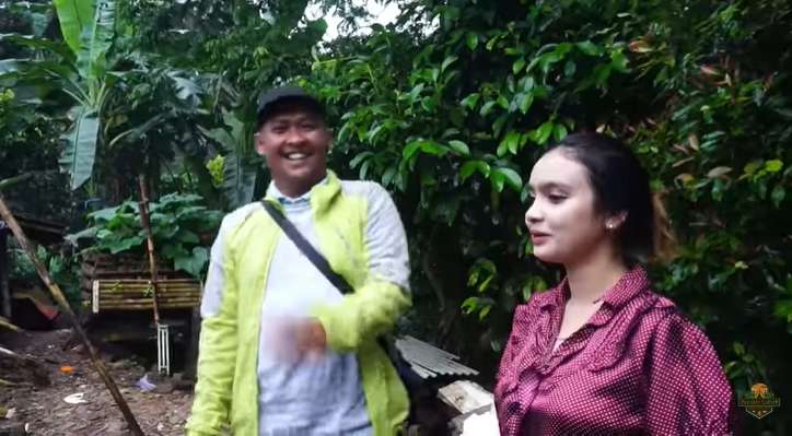 8 Potret Janda Cantik yang Viral usai Gempa Cianjur, Bak Bidadari di Tenda Pengungsian, Rumahnya Memprihatinkan