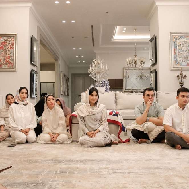 Potret Cantiknya Erina Gudono Saat Ikut Kajian Ramadan, Tanpa Kaesang Pangarep