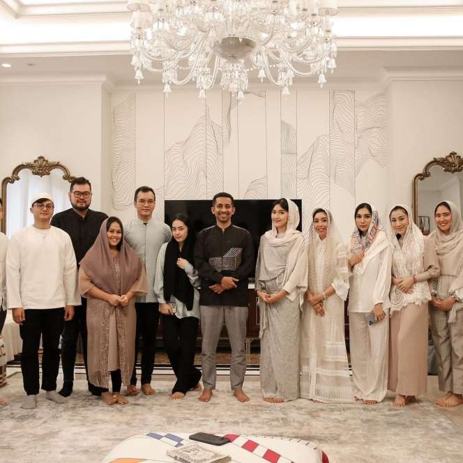 Potret Cantiknya Erina Gudono Saat Ikut Kajian Ramadan, Tanpa Kaesang Pangarep