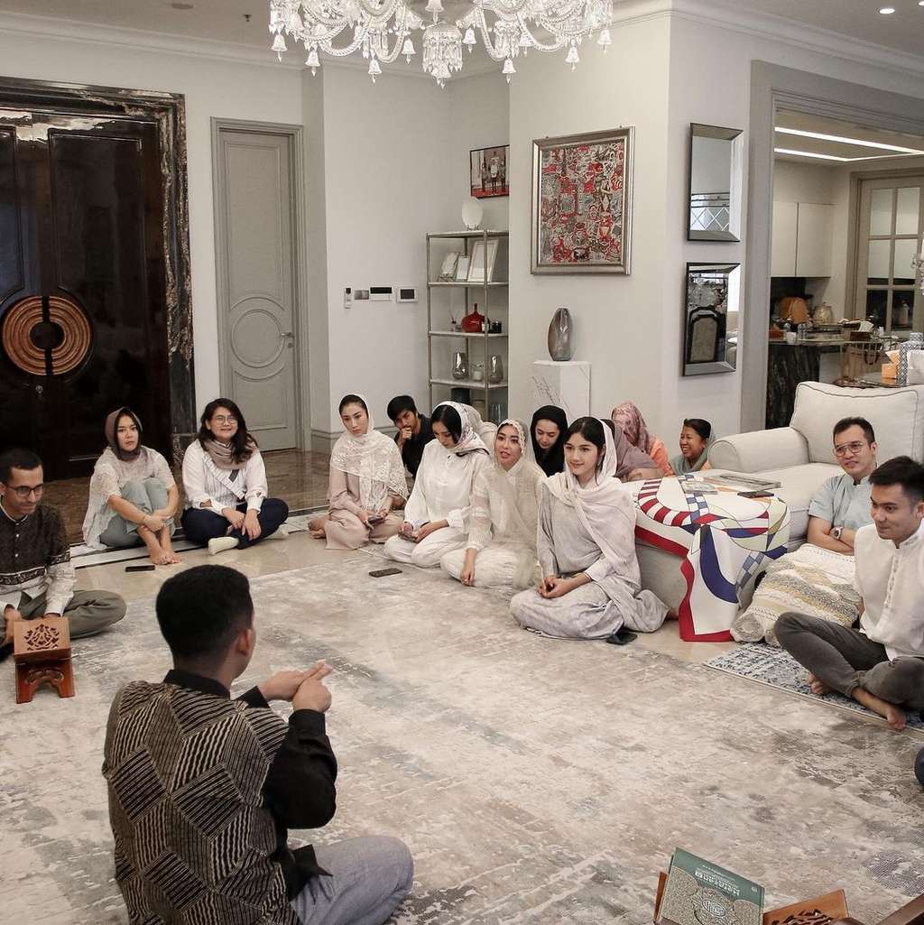 Potret Cantiknya Erina Gudono Saat Ikut Kajian Ramadan, Tanpa Kaesang Pangarep