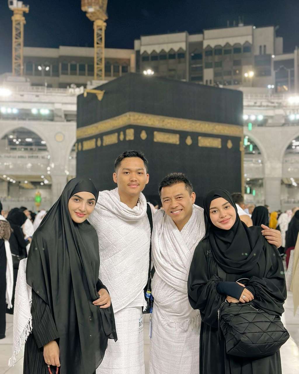10 Potret Artis Jalani Umrah di Ramadan 2023, Penampilan Dinar Candy Disorot!