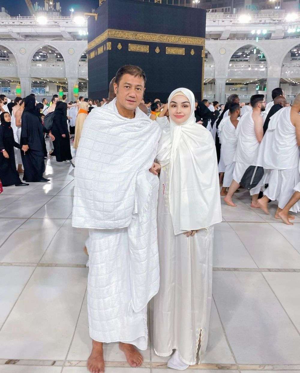 10 Potret Artis Jalani Umrah di Ramadan 2023, Penampilan Dinar Candy Disorot!