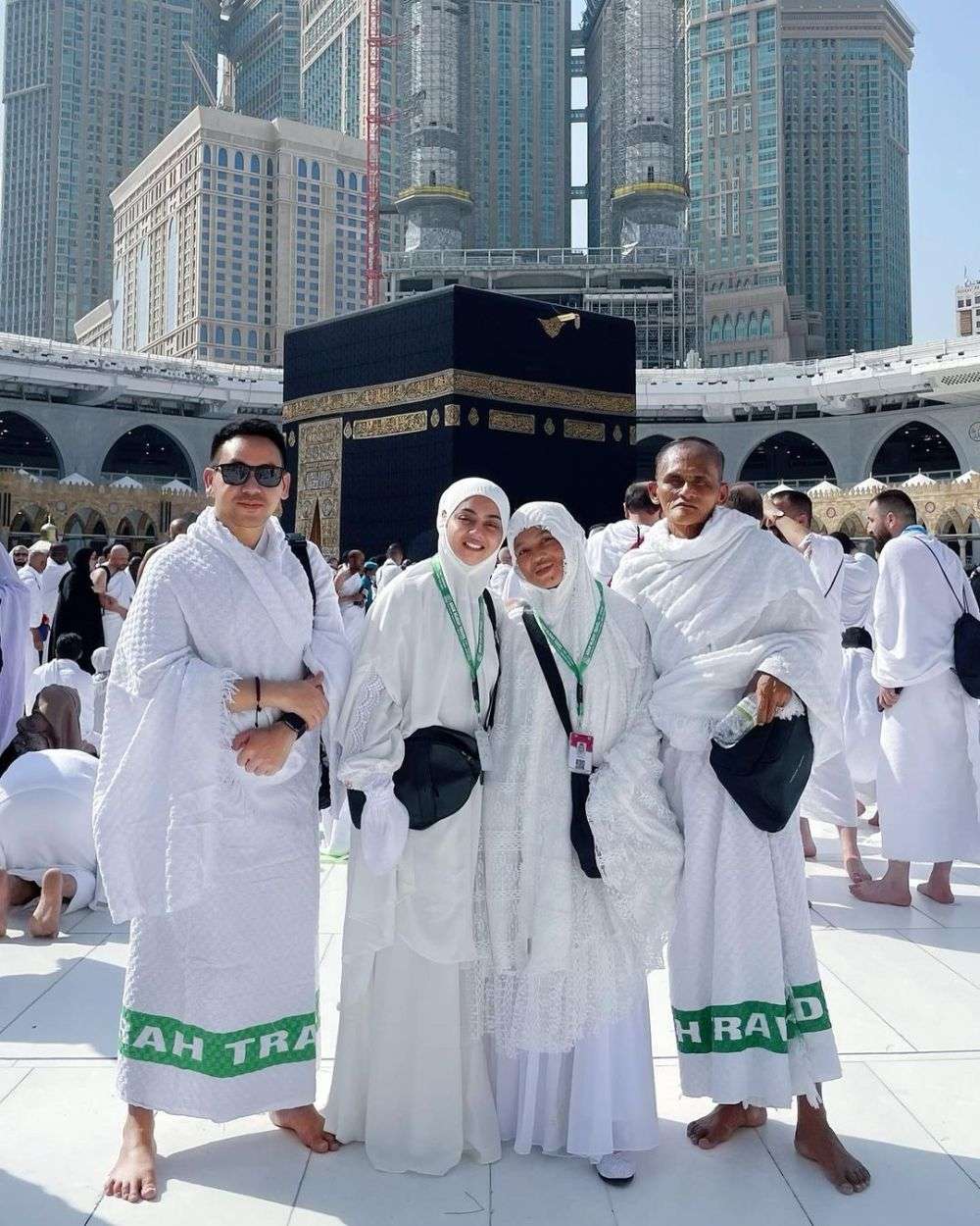 10 Potret Artis Jalani Umrah di Ramadan 2023, Penampilan Dinar Candy Disorot!