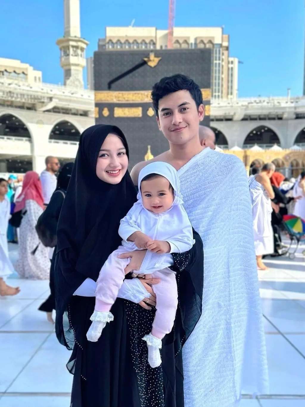 10 Potret Artis Jalani Umrah di Ramadan 2023, Penampilan Dinar Candy Disorot!
