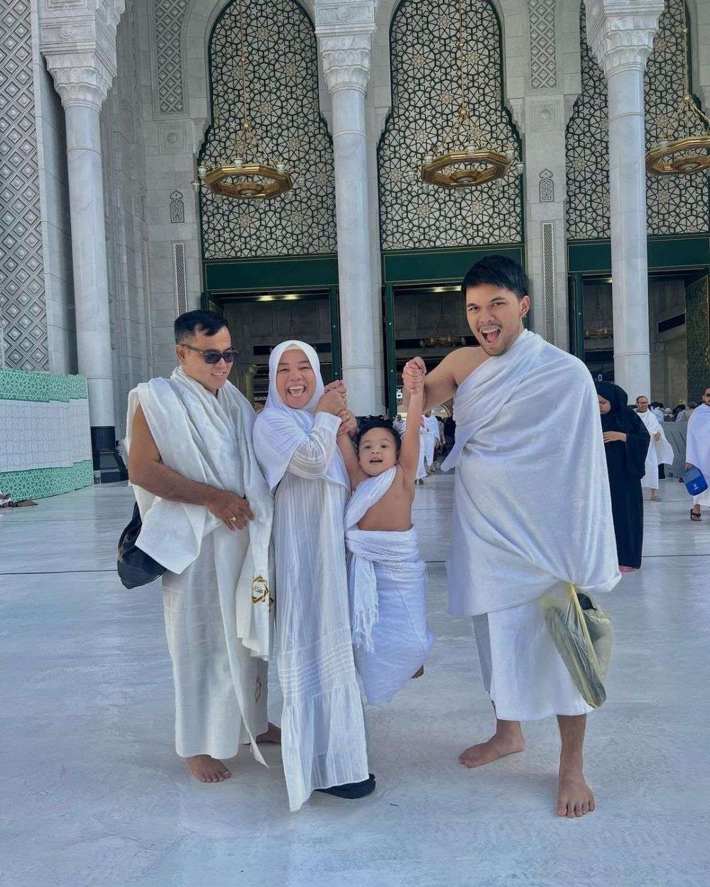 10 Potret Artis Jalani Umrah di Ramadan 2023, Penampilan Dinar Candy Disorot!