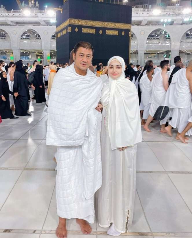 10 Potret Artis Jalani Umrah di Ramadan 2023, Penampilan Dinar Candy Disorot!
