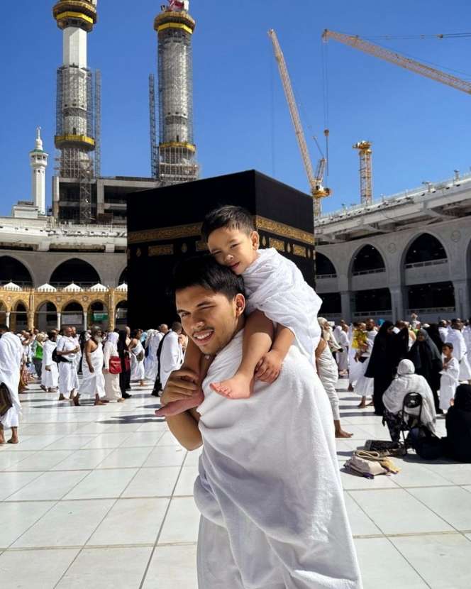 10 Potret Artis Jalani Umrah di Ramadan 2023, Penampilan Dinar Candy Disorot!