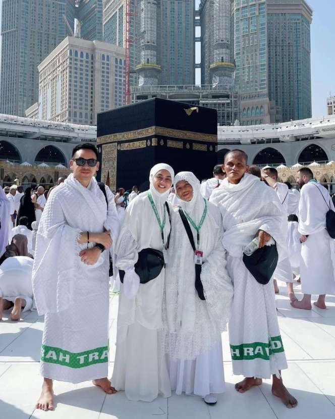 10 Potret Artis Jalani Umrah di Ramadan 2023, Penampilan Dinar Candy Disorot!