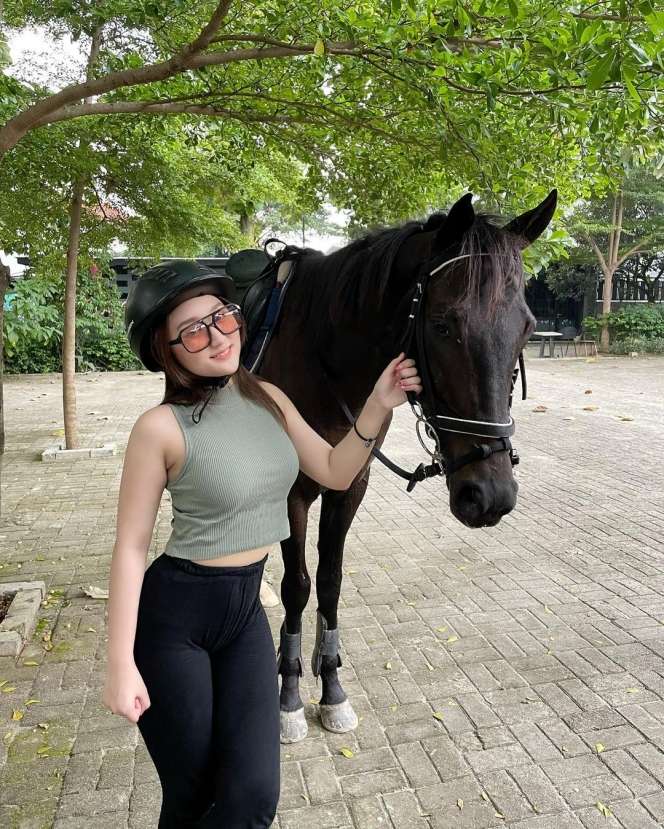 Ingat Sandrina IMB 3? Gadis Lincah Itu Berubah Jadi Cantik bak Barbie, Doyan Pamer Body Goals