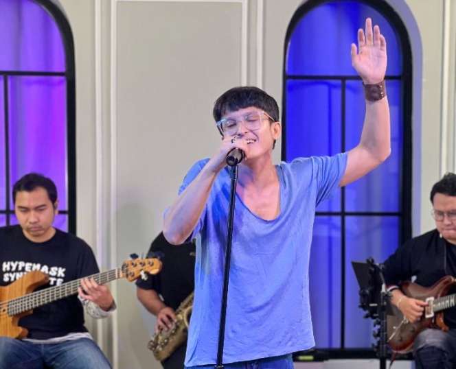 Bikin Penggemar Klepek-klepek, Potret Tampan Yonggi Mikama saat Live Tiktok Bareng 3 Composers 