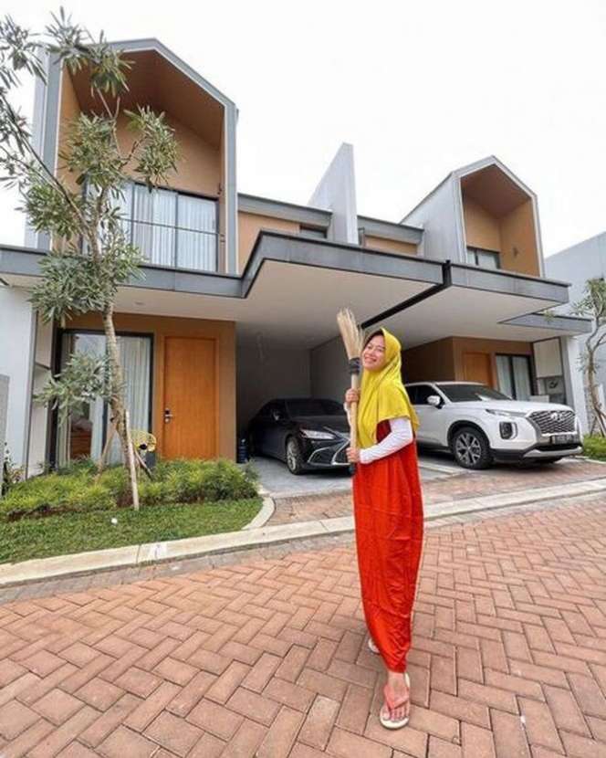 10 Potret Rumah Baru Farida Nurhan, Mantan TKW Sukses, Super Mewah Ngalahin Artis!