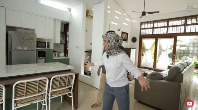 Viral! 10 Potret Rumah Super Mewah Bak di Taman Surga, Ada Sungai Mengalir di Bawahnya
