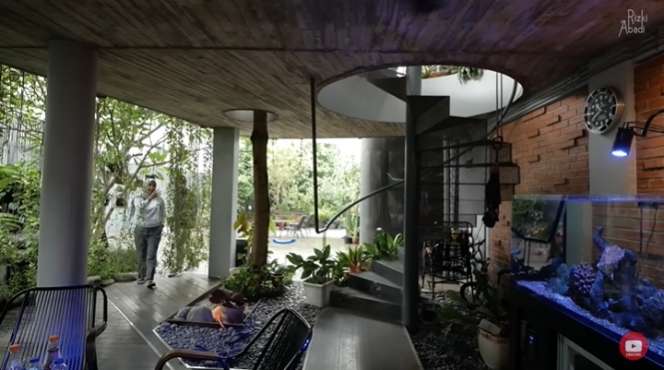 Viral! 10 Potret Rumah Super Mewah Bak di Taman Surga, Ada Sungai Mengalir di Bawahnya