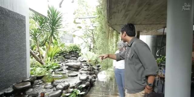 Viral! 10 Potret Rumah Super Mewah Bak di Taman Surga, Ada Sungai Mengalir di Bawahnya
