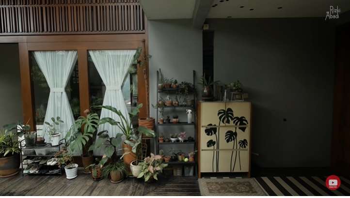 Viral! 10 Potret Rumah Super Mewah Bak di Taman Surga, Ada Sungai Mengalir di Bawahnya