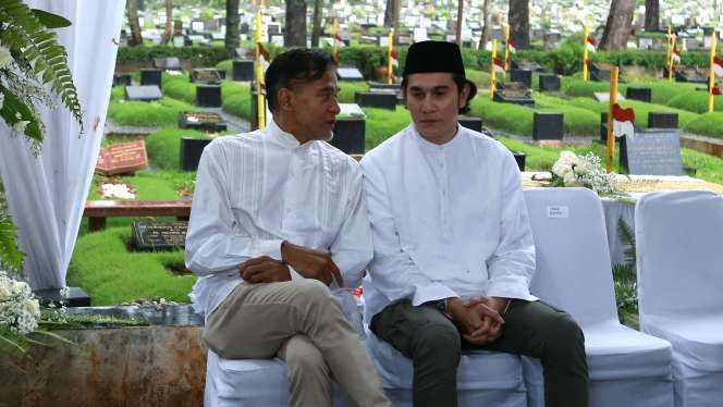 FOTO: Vino G Bastian Ziarah Makam Buya Hamka