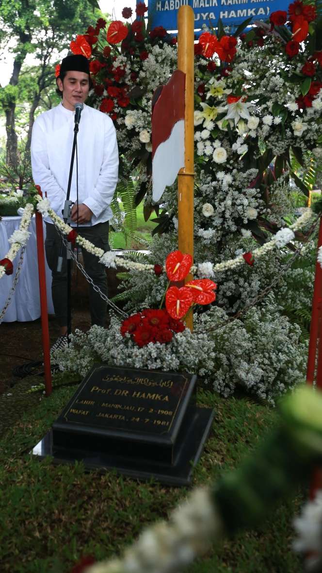 FOTO: Vino G Bastian Ziarah Makam Buya Hamka