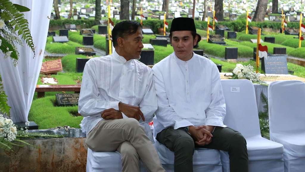 FOTO: Vino G Bastian Ziarah Makam Buya Hamka