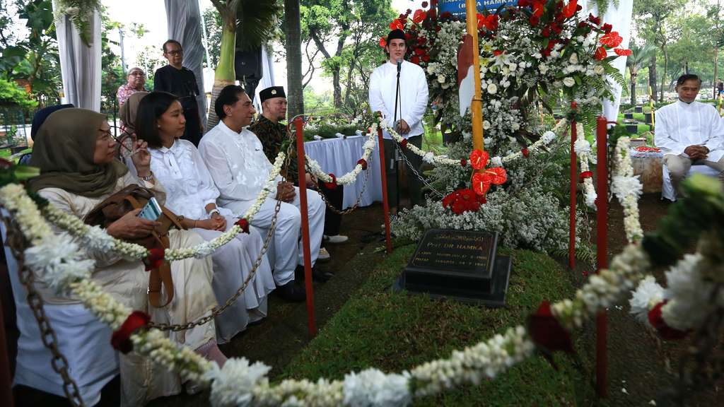 FOTO: Vino G Bastian Ziarah Makam Buya Hamka