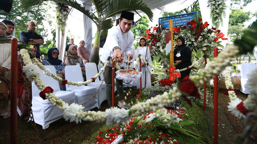 FOTO: Vino G Bastian Ziarah Makam Buya Hamka