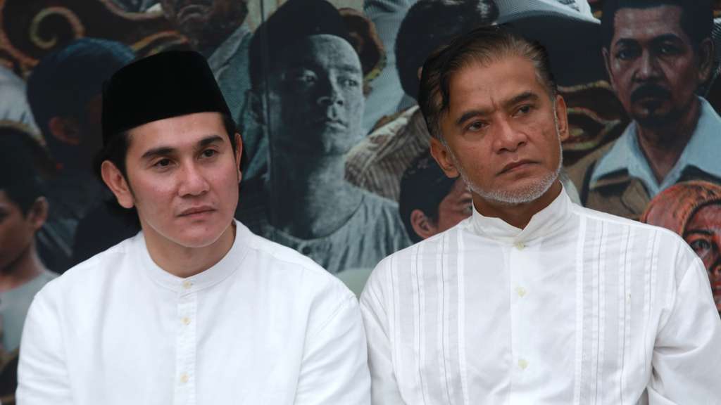 FOTO: Vino G Bastian Ziarah Makam Buya Hamka