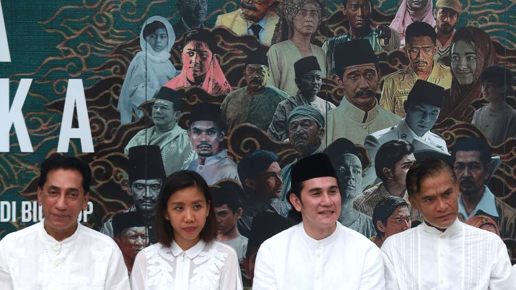 FOTO: Vino G Bastian Ziarah Makam Buya Hamka