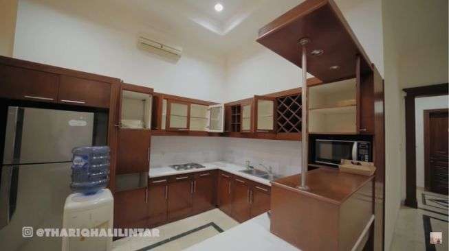 10 Adu Mewah Rumah Fuji VS Thariq Halilintar, Sama-Sama Mirip Istana, Punya Siapa Lebih Megah?