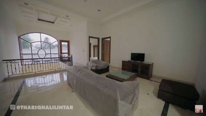 10 Adu Mewah Rumah Fuji VS Thariq Halilintar, Sama-Sama Mirip Istana, Punya Siapa Lebih Megah?