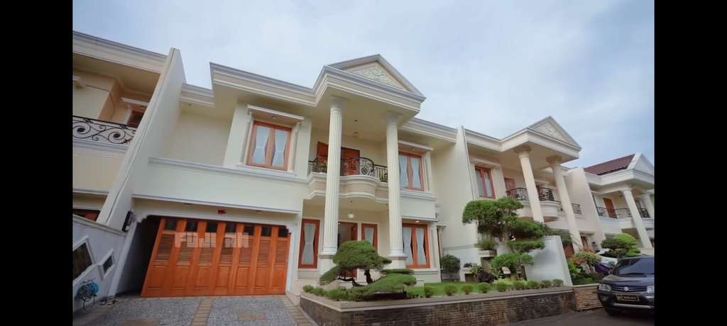 10 Adu Mewah Rumah Fuji VS Thariq Halilintar, Sama-Sama Mirip Istana, Punya Siapa Lebih Megah?