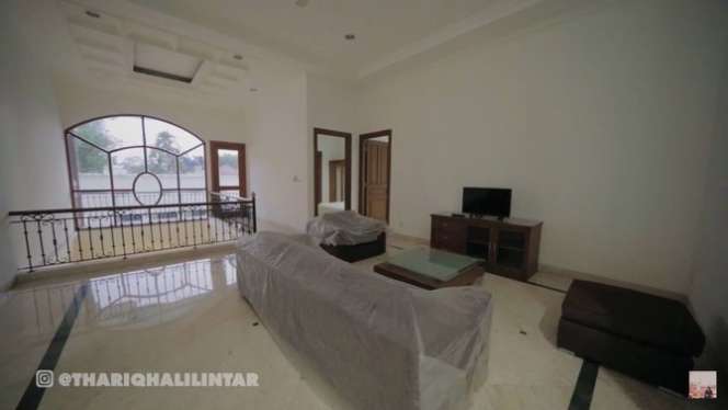 10 Adu Mewah Rumah Fuji VS Thariq Halilintar, Sama-Sama Mirip Istana, Punya Siapa Lebih Megah?