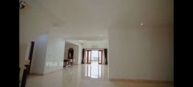 10 Adu Mewah Rumah Fuji VS Thariq Halilintar, Sama-Sama Mirip Istana, Punya Siapa Lebih Megah?