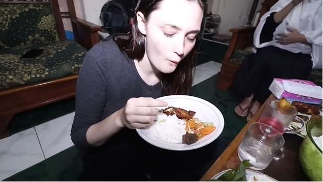 Bule Cantik Puasa Bareng Suami WNI, Pas Buka Langsung Merem Melek, Ternyata Gegara Makanan Ini