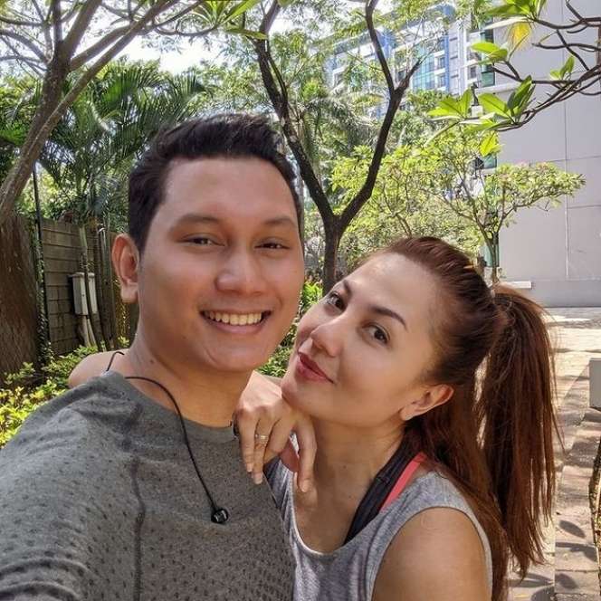 Masih Ingat Artis Lawas yang Nikahi Berodong Beda Usia 18 Tahun? Dulu Bikin Heboh, Kini Kabarnya Mengejutkan!