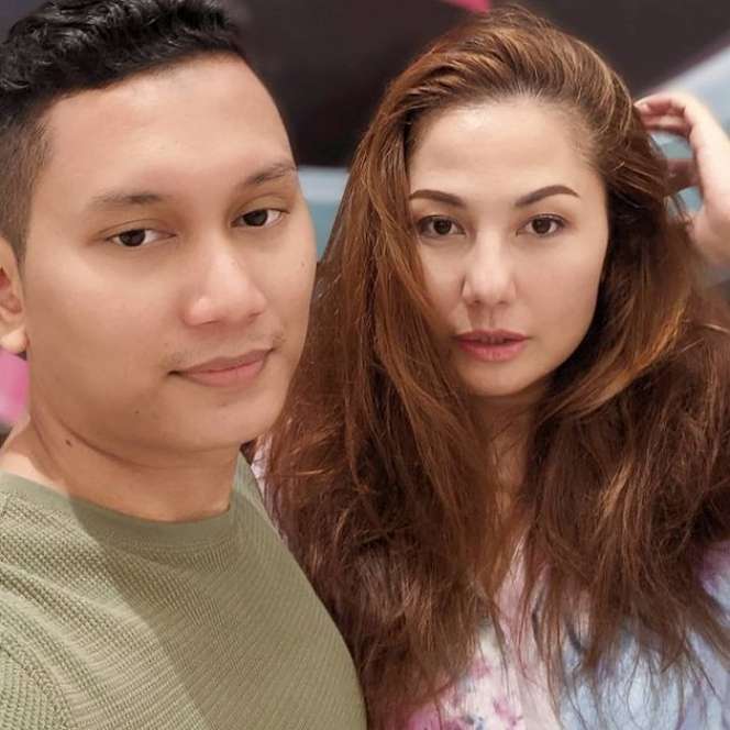 Masih Ingat Artis Lawas yang Nikahi Berodong Beda Usia 18 Tahun? Dulu Bikin Heboh, Kini Kabarnya Mengejutkan!